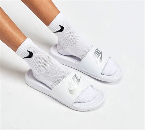 nike benassi weiß damen|Amazon.com: Nike Benassi Slides Women.